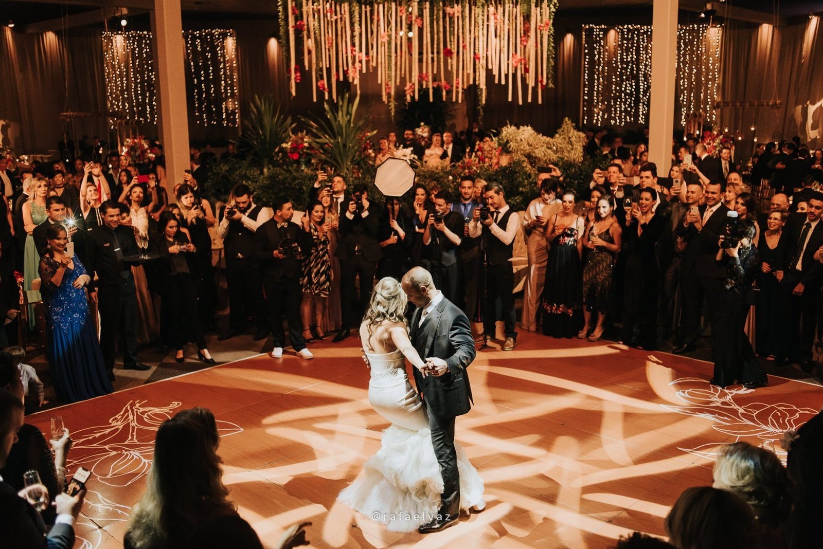 Casamento com neymar, neymar no casamento, casamento gabi e léo, casamento a noite, casamento na igreja, casamento na igreja do valongo, casamento com famoso, casamento com wesley safadão, casamento com safadão, neymar e bruna marquezine, neymar e bruna marquezine no casamento, casamento de jogador de futebol, casamento em santos, Rafael vaz fotografia, fotógrafo de famosos, david brasil, casamento de famosos, casamento do léo do santos, neymar e bruna marquezine padrinhos