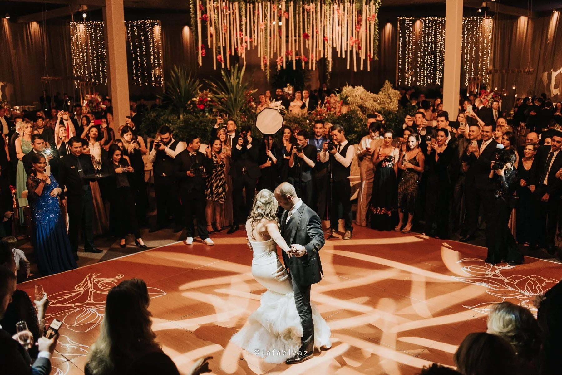 Casamento com neymar, neymar no casamento, casamento gabi e léo, casamento a noite, casamento na igreja, casamento na igreja do valongo, casamento com famoso, casamento com wesley safadão, casamento com safadão, neymar e bruna marquezine, neymar e bruna marquezine no casamento, casamento de jogador de futebol, casamento em santos, Rafael vaz fotografia, fotógrafo de famosos, david brasil, casamento de famosos, casamento do léo do santos, neymar e bruna marquezine padrinhos