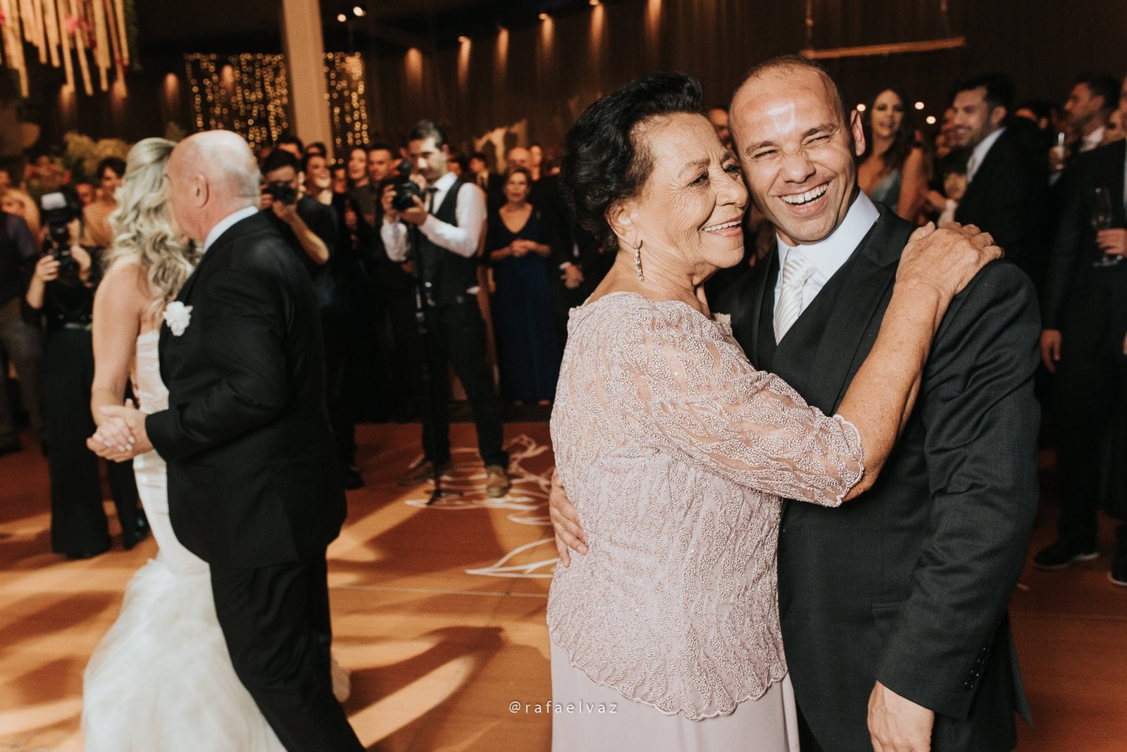 Casamento com neymar, neymar no casamento, casamento gabi e léo, casamento a noite, casamento na igreja, casamento na igreja do valongo, casamento com famoso, casamento com wesley safadão, casamento com safadão, neymar e bruna marquezine, neymar e bruna marquezine no casamento, casamento de jogador de futebol, casamento em santos, Rafael vaz fotografia, fotógrafo de famosos, david brasil, casamento de famosos, casamento do léo do santos, neymar e bruna marquezine padrinhos