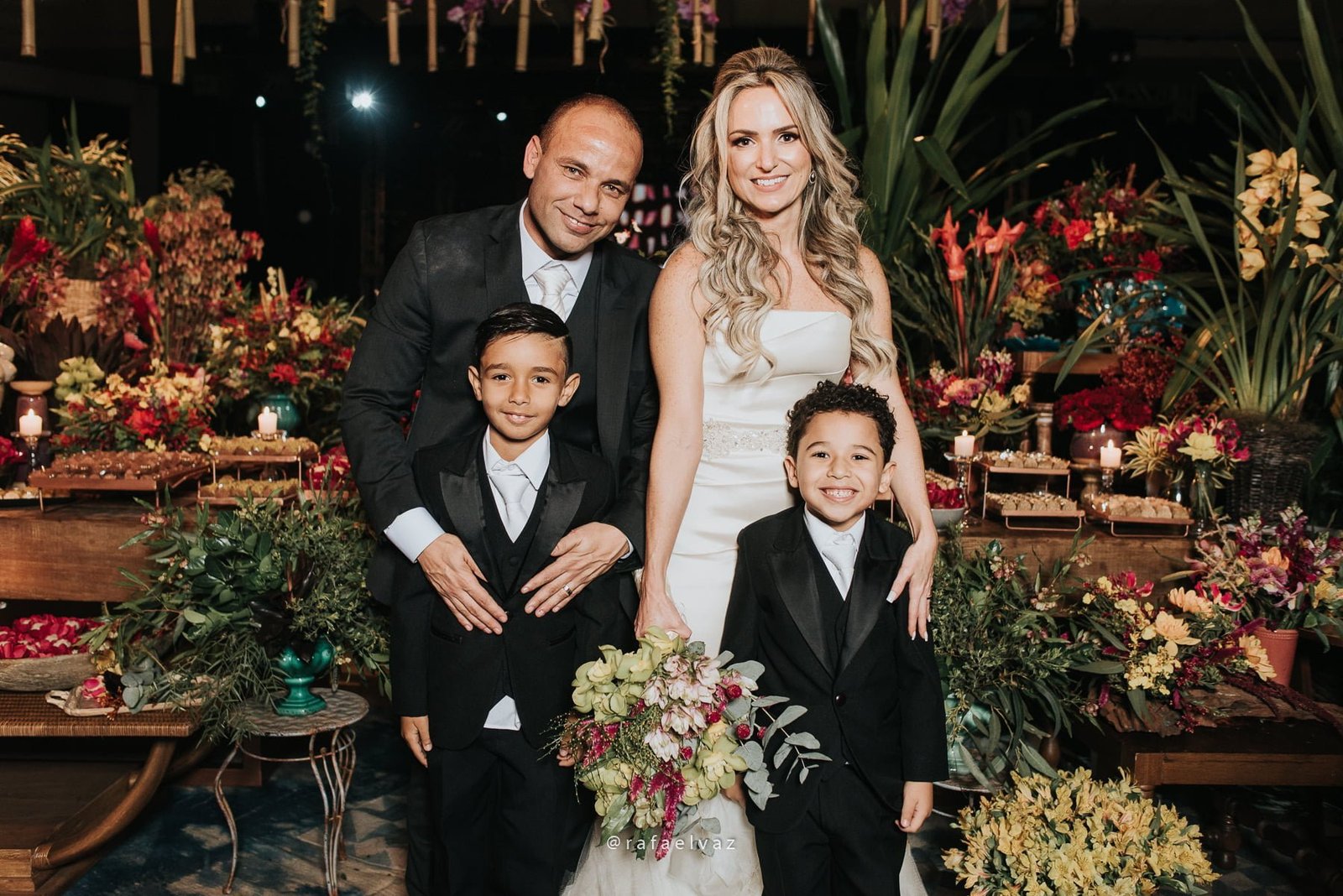 Casamento com neymar, neymar no casamento, casamento gabi e léo, casamento a noite, casamento na igreja, casamento na igreja do valongo, casamento com famoso, casamento com wesley safadão, casamento com safadão, neymar e bruna marquezine, neymar e bruna marquezine no casamento, casamento de jogador de futebol, casamento em santos, Rafael vaz fotografia, fotógrafo de famosos, david brasil, casamento de famosos, casamento do léo do santos, neymar e bruna marquezine padrinhos