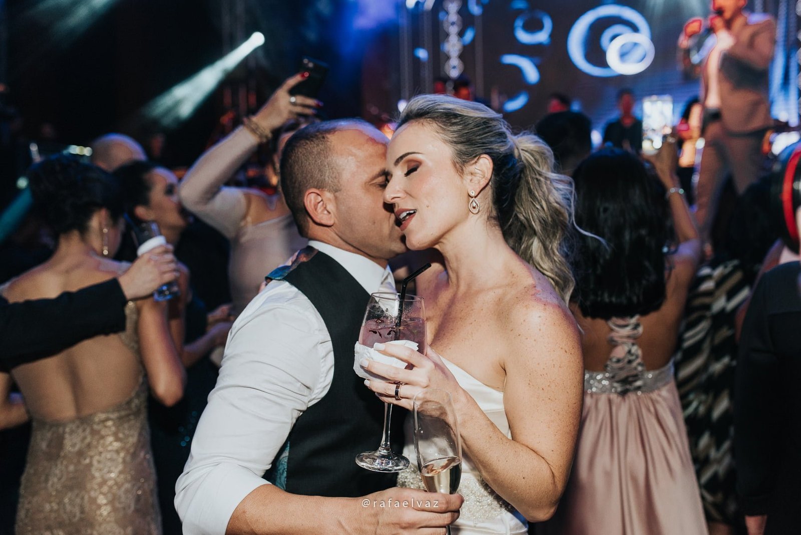 Casamento com neymar, neymar no casamento, casamento gabi e léo, casamento a noite, casamento na igreja, casamento na igreja do valongo, casamento com famoso, casamento com wesley safadão, casamento com safadão, neymar e bruna marquezine, neymar e bruna marquezine no casamento, casamento de jogador de futebol, casamento em santos, Rafael vaz fotografia, fotógrafo de famosos, david brasil, casamento de famosos, casamento do léo do santos, neymar e bruna marquezine padrinhos