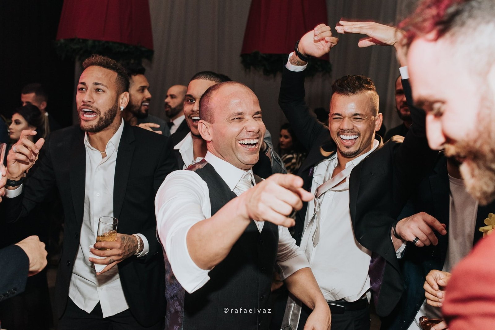 Casamento com neymar, neymar no casamento, casamento gabi e léo, casamento a noite, casamento na igreja, casamento na igreja do valongo, casamento com famoso, casamento com wesley safadão, casamento com safadão, neymar e bruna marquezine, neymar e bruna marquezine no casamento, casamento de jogador de futebol, casamento em santos, Rafael vaz fotografia, fotógrafo de famosos, david brasil, casamento de famosos, casamento do léo do santos, neymar e bruna marquezine padrinhos