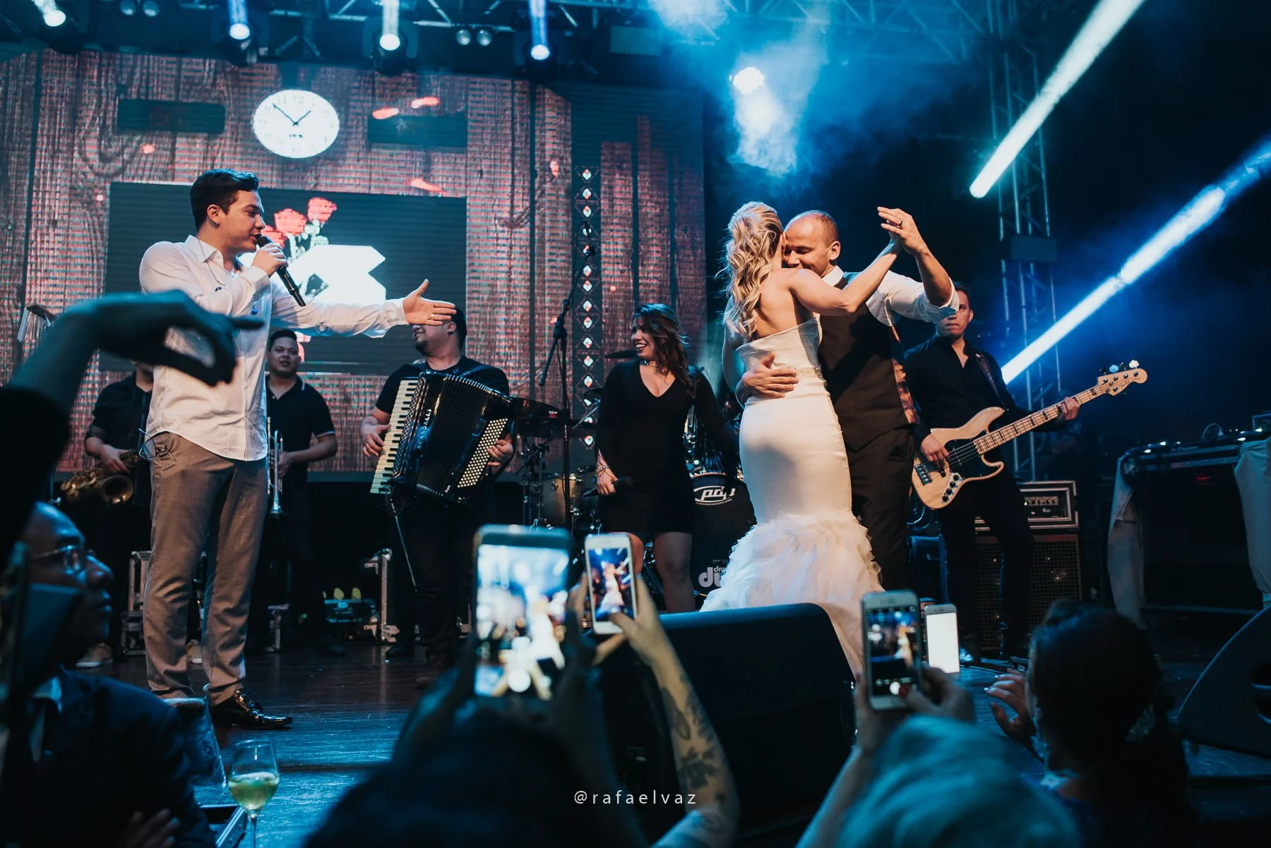 Casamento com neymar, neymar no casamento, casamento gabi e léo, casamento a noite, casamento na igreja, casamento na igreja do valongo, casamento com famoso, casamento com wesley safadão, casamento com safadão, neymar e bruna marquezine, neymar e bruna marquezine no casamento, casamento de jogador de futebol, casamento em santos, Rafael vaz fotografia, fotógrafo de famosos, david brasil, casamento de famosos, casamento do léo do santos, neymar e bruna marquezine padrinhos