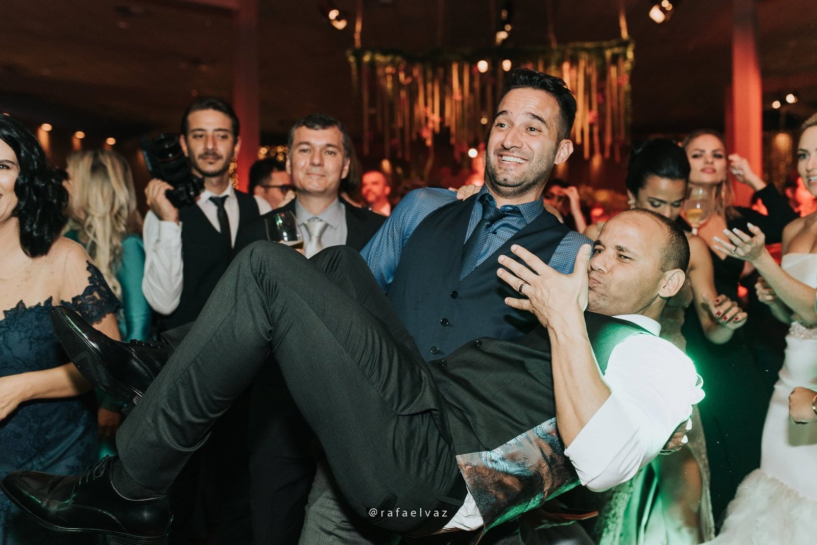 Casamento com neymar, neymar no casamento, casamento gabi e léo, casamento a noite, casamento na igreja, casamento na igreja do valongo, casamento com famoso, casamento com wesley safadão, casamento com safadão, neymar e bruna marquezine, neymar e bruna marquezine no casamento, casamento de jogador de futebol, casamento em santos, Rafael vaz fotografia, fotógrafo de famosos, david brasil, casamento de famosos, casamento do léo do santos, neymar e bruna marquezine padrinhos