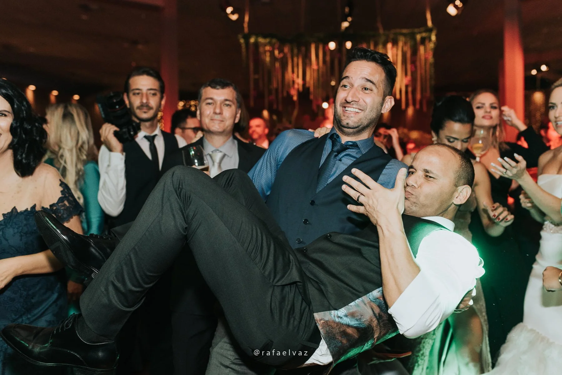 Casamento com neymar, neymar no casamento, casamento gabi e léo, casamento a noite, casamento na igreja, casamento na igreja do valongo, casamento com famoso, casamento com wesley safadão, casamento com safadão, neymar e bruna marquezine, neymar e bruna marquezine no casamento, casamento de jogador de futebol, casamento em santos, Rafael vaz fotografia, fotógrafo de famosos, david brasil, casamento de famosos, casamento do léo do santos, neymar e bruna marquezine padrinhos