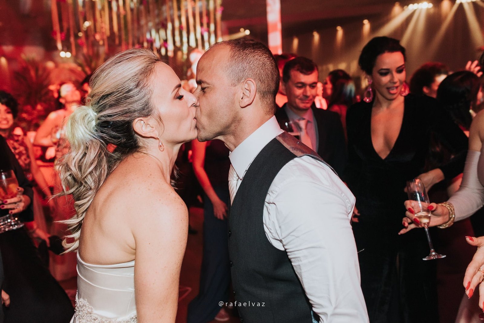 Casamento com neymar, neymar no casamento, casamento gabi e léo, casamento a noite, casamento na igreja, casamento na igreja do valongo, casamento com famoso, casamento com wesley safadão, casamento com safadão, neymar e bruna marquezine, neymar e bruna marquezine no casamento, casamento de jogador de futebol, casamento em santos, Rafael vaz fotografia, fotógrafo de famosos, david brasil, casamento de famosos, casamento do léo do santos, neymar e bruna marquezine padrinhos