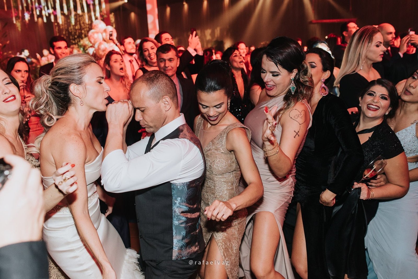 Casamento com neymar, neymar no casamento, casamento gabi e léo, casamento a noite, casamento na igreja, casamento na igreja do valongo, casamento com famoso, casamento com wesley safadão, casamento com safadão, neymar e bruna marquezine, neymar e bruna marquezine no casamento, casamento de jogador de futebol, casamento em santos, Rafael vaz fotografia, fotógrafo de famosos, david brasil, casamento de famosos, casamento do léo do santos, neymar e bruna marquezine padrinhos