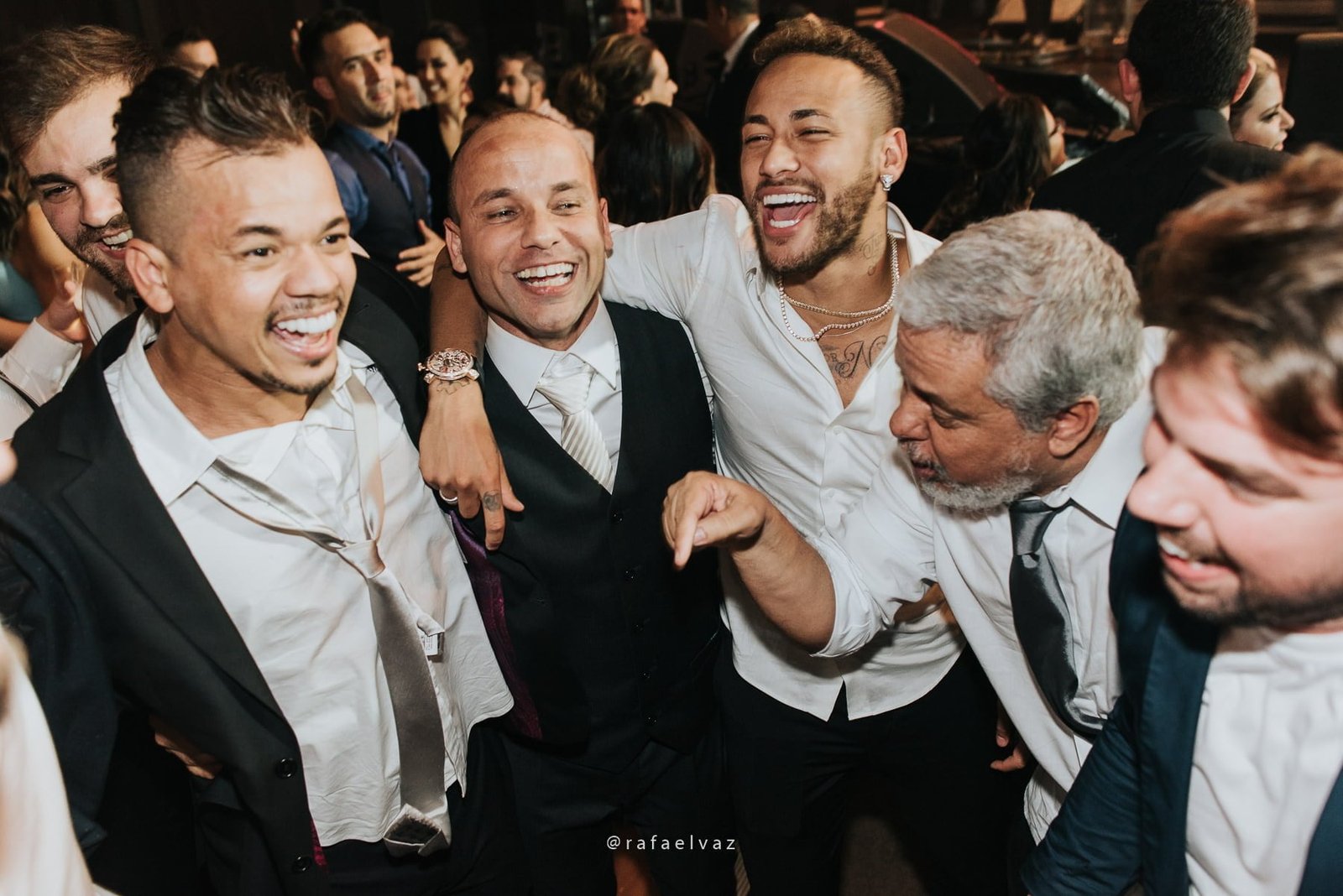 Casamento com neymar, neymar no casamento, casamento gabi e léo, casamento a noite, casamento na igreja, casamento na igreja do valongo, casamento com famoso, casamento com wesley safadão, casamento com safadão, neymar e bruna marquezine, neymar e bruna marquezine no casamento, casamento de jogador de futebol, casamento em santos, Rafael vaz fotografia, fotógrafo de famosos, david brasil, casamento de famosos, casamento do léo do santos, neymar e bruna marquezine padrinhos