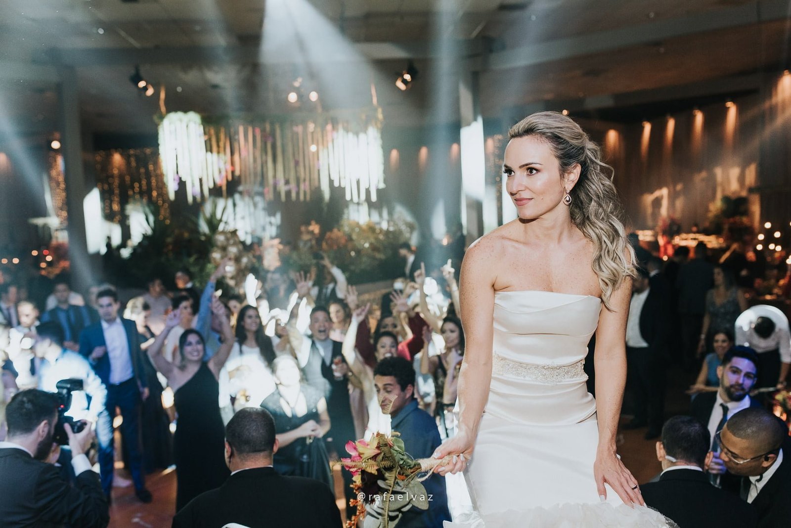 Casamento com neymar, neymar no casamento, casamento gabi e léo, casamento a noite, casamento na igreja, casamento na igreja do valongo, casamento com famoso, casamento com wesley safadão, casamento com safadão, neymar e bruna marquezine, neymar e bruna marquezine no casamento, casamento de jogador de futebol, casamento em santos, Rafael vaz fotografia, fotógrafo de famosos, david brasil, casamento de famosos, casamento do léo do santos, neymar e bruna marquezine padrinhos