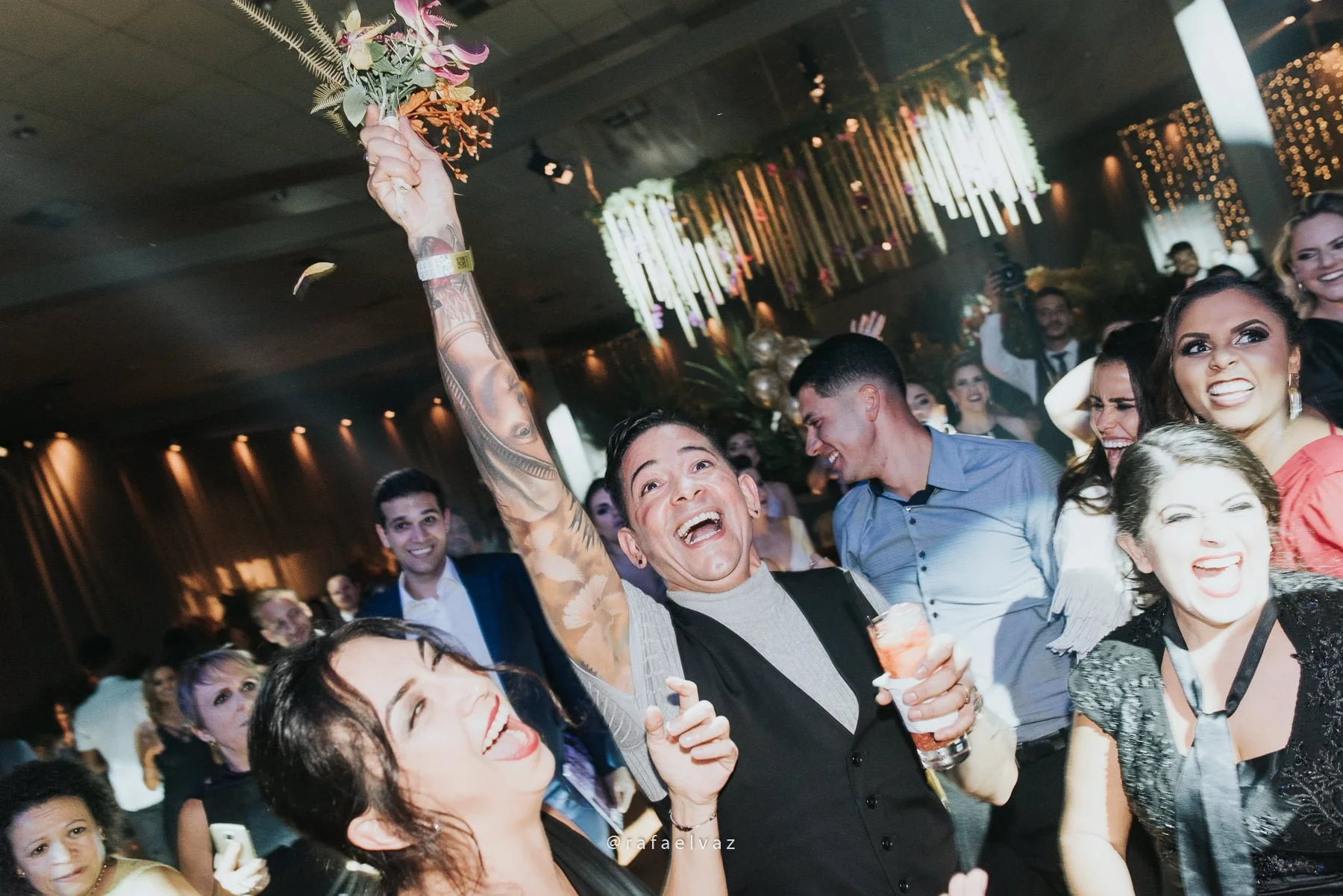 Casamento com neymar, neymar no casamento, casamento gabi e léo, casamento a noite, casamento na igreja, casamento na igreja do valongo, casamento com famoso, casamento com wesley safadão, casamento com safadão, neymar e bruna marquezine, neymar e bruna marquezine no casamento, casamento de jogador de futebol, casamento em santos, Rafael vaz fotografia, fotógrafo de famosos, david brasil, casamento de famosos, casamento do léo do santos, neymar e bruna marquezine padrinhos