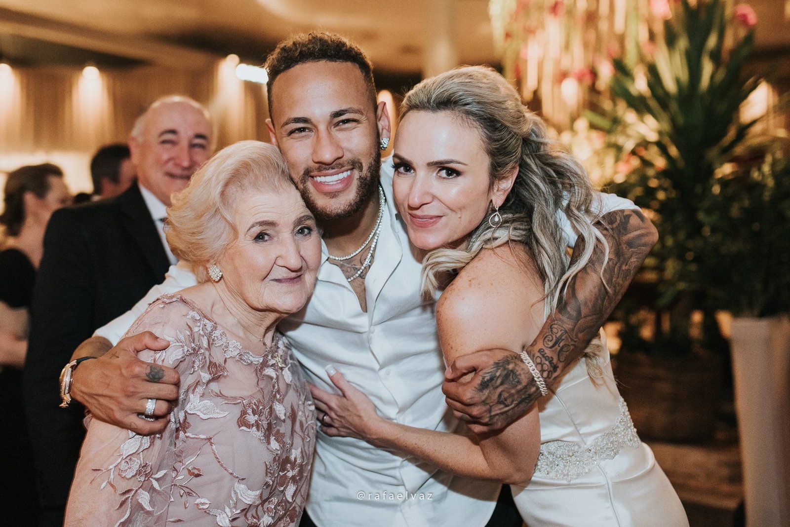 Casamento com neymar, neymar no casamento, casamento gabi e léo, casamento a noite, casamento na igreja, casamento na igreja do valongo, casamento com famoso, casamento com wesley safadão, casamento com safadão, neymar e bruna marquezine, neymar e bruna marquezine no casamento, casamento de jogador de futebol, casamento em santos, Rafael vaz fotografia, fotógrafo de famosos, david brasil, casamento de famosos, casamento do léo do santos, neymar e bruna marquezine padrinhos