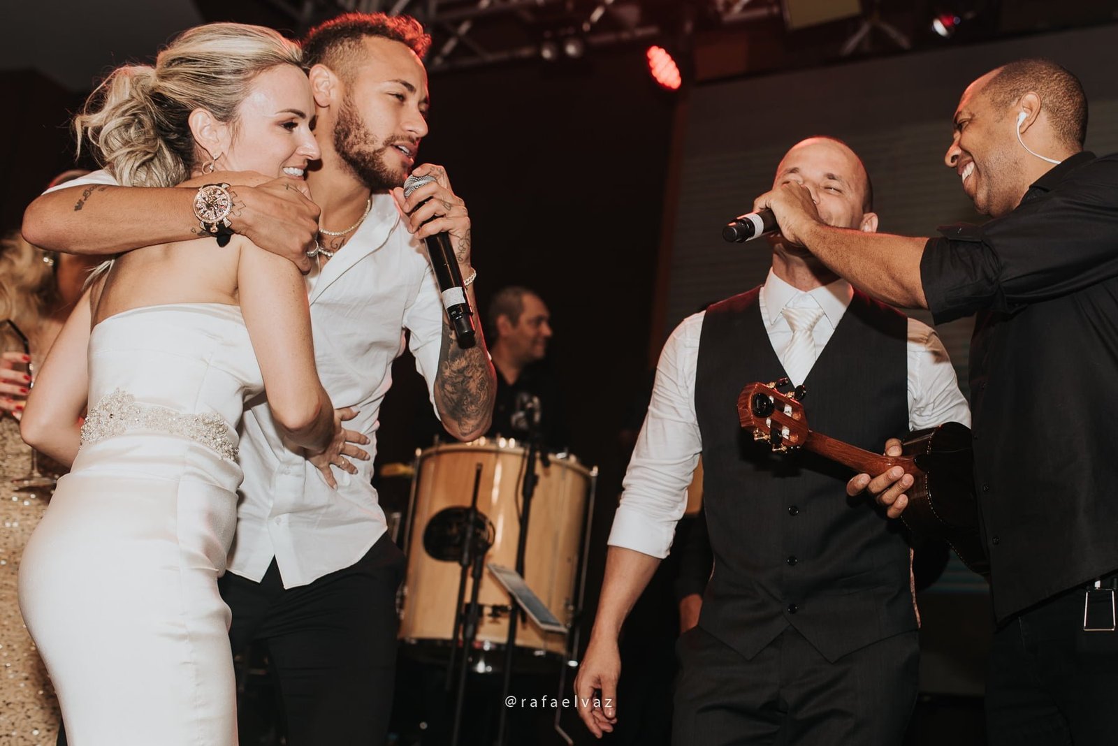 Casamento com neymar, neymar no casamento, casamento gabi e léo, casamento a noite, casamento na igreja, casamento na igreja do valongo, casamento com famoso, casamento com wesley safadão, casamento com safadão, neymar e bruna marquezine, neymar e bruna marquezine no casamento, casamento de jogador de futebol, casamento em santos, Rafael vaz fotografia, fotógrafo de famosos, david brasil, casamento de famosos, casamento do léo do santos, neymar e bruna marquezine padrinhos