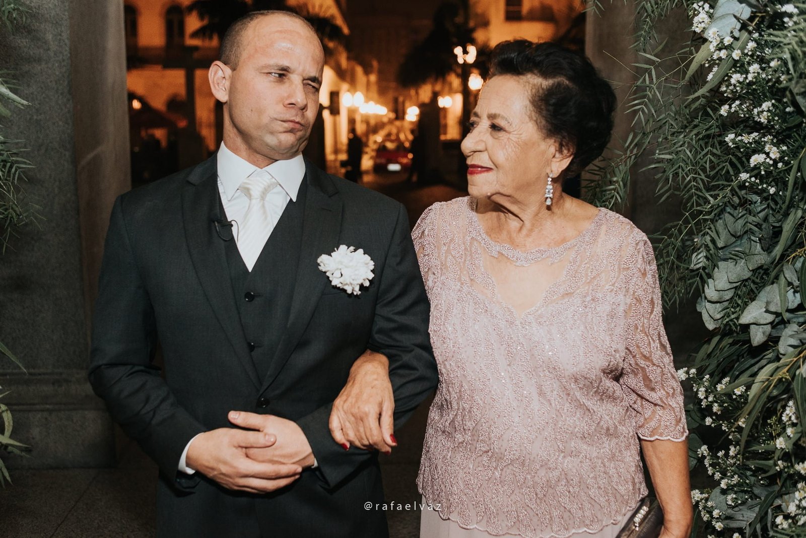 Casamento com neymar, neymar no casamento, casamento gabi e léo, casamento a noite, casamento na igreja, casamento na igreja do valongo, casamento com famoso, casamento com wesley safadão, casamento com safadão, neymar e bruna marquezine, neymar e bruna marquezine no casamento, casamento de jogador de futebol, casamento em santos, Rafael vaz fotografia, fotógrafo de famosos, david brasil, casamento de famosos, casamento do léo do santos, neymar e bruna marquezine padrinhos