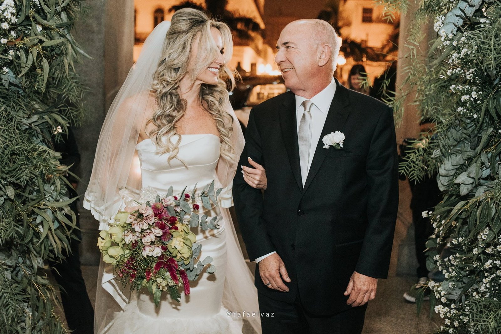 Casamento com neymar, neymar no casamento, casamento gabi e léo, casamento a noite, casamento na igreja, casamento na igreja do valongo, casamento com famoso, casamento com wesley safadão, casamento com safadão, neymar e bruna marquezine, neymar e bruna marquezine no casamento, casamento de jogador de futebol, casamento em santos, Rafael vaz fotografia, fotógrafo de famosos, david brasil, casamento de famosos, casamento do léo do santos, neymar e bruna marquezine padrinhos