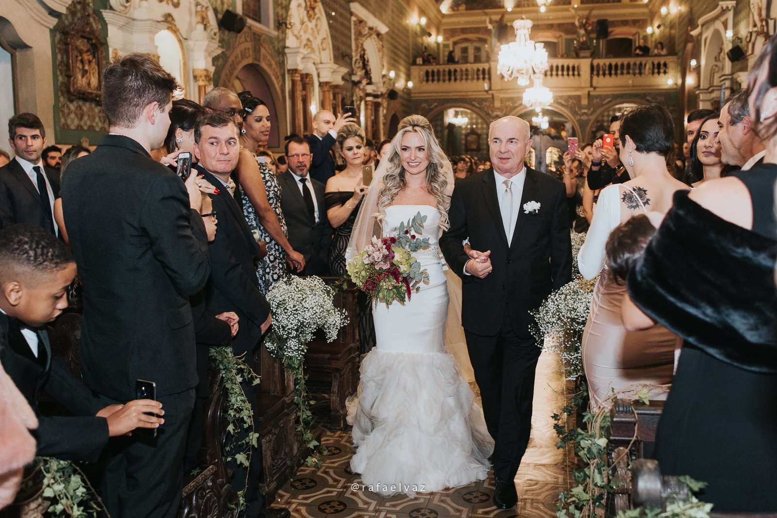 Casamento com neymar, neymar no casamento, casamento gabi e léo, casamento a noite, casamento na igreja, casamento na igreja do valongo, casamento com famoso, casamento com wesley safadão, casamento com safadão, neymar e bruna marquezine, neymar e bruna marquezine no casamento, casamento de jogador de futebol, casamento em santos, Rafael vaz fotografia, fotógrafo de famosos, david brasil, casamento de famosos, casamento do léo do santos, neymar e bruna marquezine padrinhos