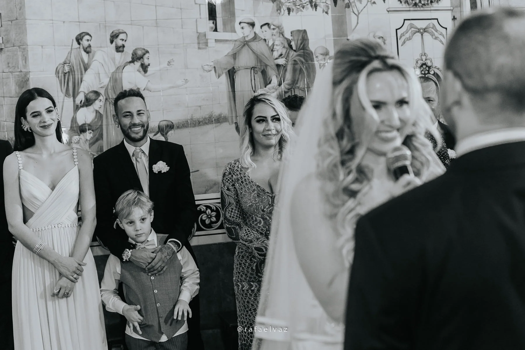 Casamento com neymar, neymar no casamento, casamento gabi e léo, casamento a noite, casamento na igreja, casamento na igreja do valongo, casamento com famoso, casamento com wesley safadão, casamento com safadão, neymar e bruna marquezine, neymar e bruna marquezine no casamento, casamento de jogador de futebol, casamento em santos, Rafael vaz fotografia, fotógrafo de famosos, david brasil, casamento de famosos, casamento do léo do santos, neymar e bruna marquezine padrinhos