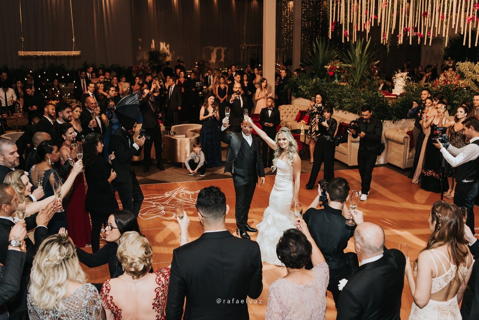 Casamento com neymar, neymar no casamento, casamento gabi e léo, casamento a noite, casamento na igreja, casamento na igreja do valongo, casamento com famoso, casamento com wesley safadão, casamento com safadão, neymar e bruna marquezine, neymar e bruna marquezine no casamento, casamento de jogador de futebol, casamento em santos, Rafael vaz fotografia, fotógrafo de famosos, david brasil, casamento de famosos, casamento do léo do santos, neymar e bruna marquezine padrinhos