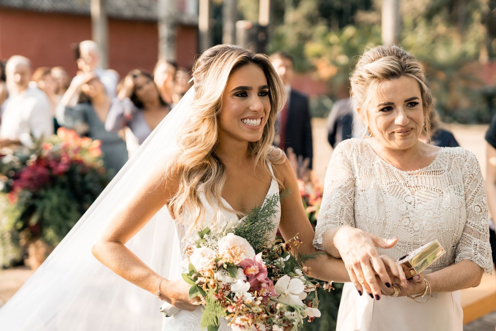 casamento julie e rafael, casamento na árvore, luz do sol no casamento, making of noiva, noiva, bride, bride to be, vestida de noiva, lapis de noiva, constance zahn