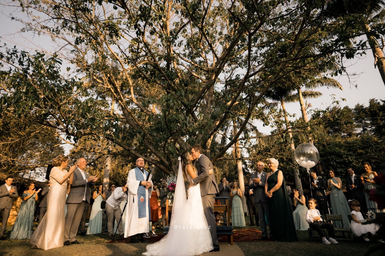 casamento julie e rafael, casamento na árvore, luz do sol no casamento, making of noiva, noiva, bride, bride to be, vestida de noiva, lapis de noiva, constance zahn