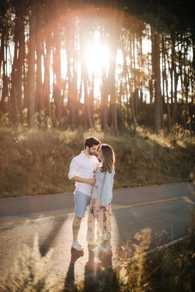 pre wedding em campos do jordão, ensaio, ensaio de casamento, ensaio de casal, casal, fotografia, ensaio fotografico, campo, por do sol, luz do dia, ensaio externo, local