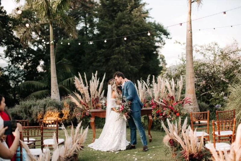 casamento na fazenda fagundes, casamento no campo, casamento de dia, varal de luzes, penteado de noiva, penteado de noiva solto, vestido de noiva, noiva loira,  decoração de casamento no campo, boho, vintage