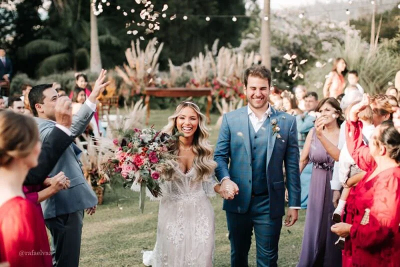 casamento na fazenda fagundes, casamento no campo, casamento de dia, varal de luzes, penteado de noiva, penteado de noiva solto, vestido de noiva, noiva loira,  decoração de casamento no campo, boho, vintage